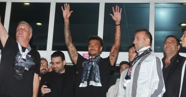 English midfielder Dele Alli (C) on arrival at Atatürk Airport, Istanbul, Türkiye, Aug. 25, 2022. (DHA Photo)