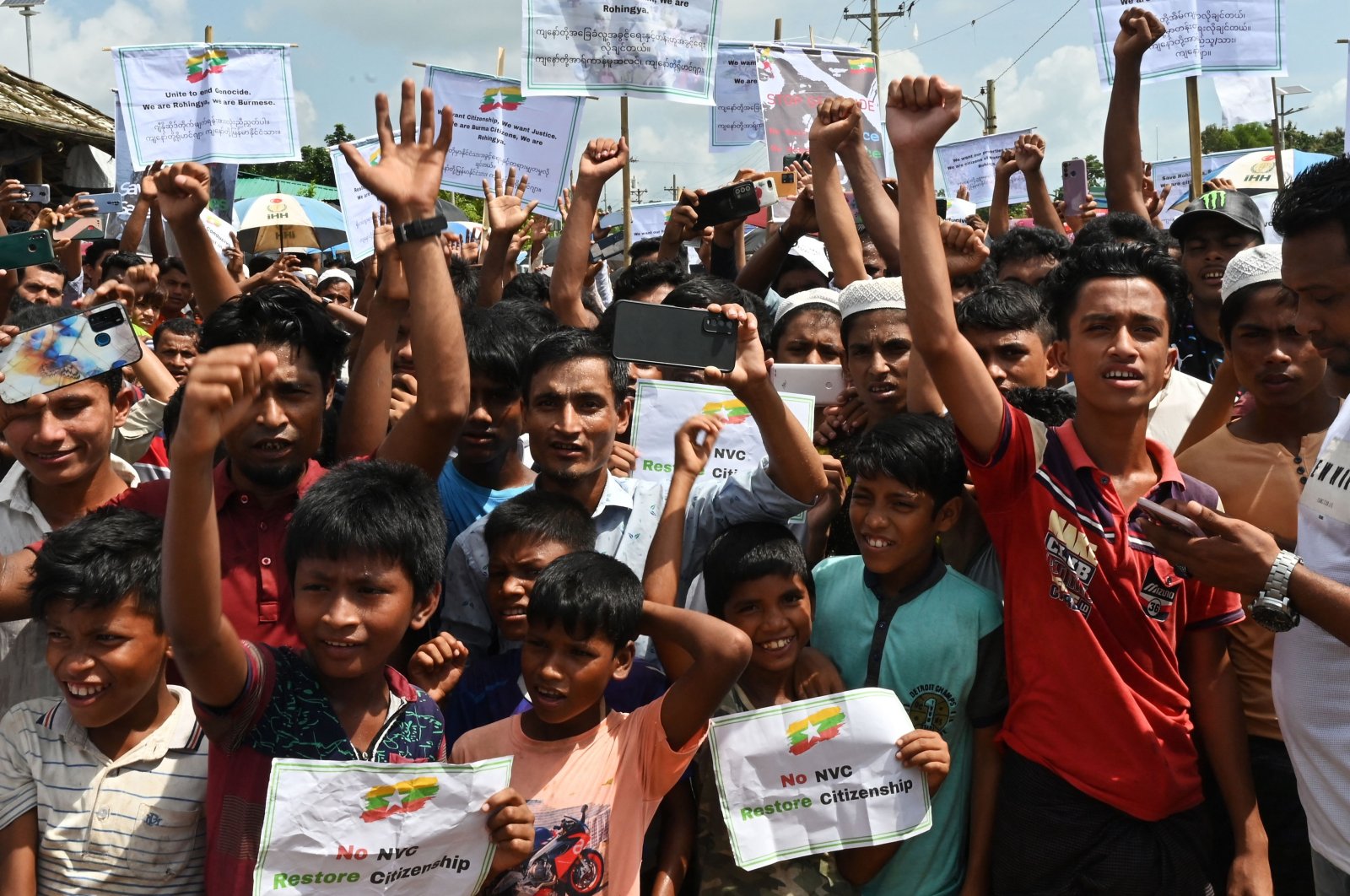 Rohingya refugees shout slogans during a &quot;Genocide Remembrance Day&quot; rally marking the fifth anniversary since fleeing Myanmar, at a refugee camp in Ukhia, Bangladesh, Aug. 25, 2022. (AFP Photo)