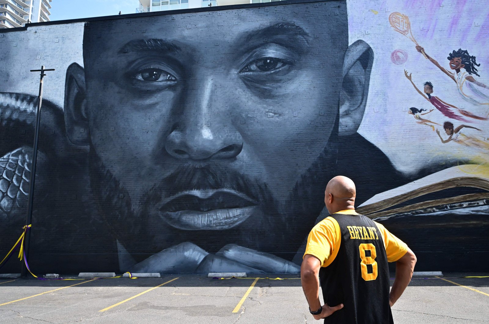 A fan views a new mural of the late Lakers basketball great Kobe Bryant, created by muralist Odeith and Los Angeles-based illustrator Nikkolas Smith, Los Angeles, California, U.S., Aug. 24, 2022. (AFP Photo)
