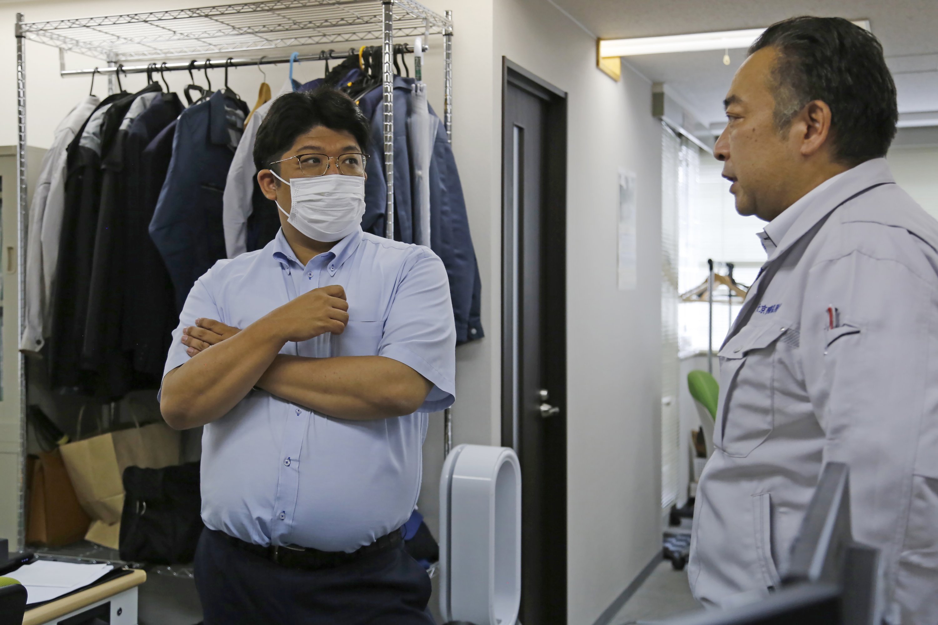 Chief Executive Daikyo Security Co. Daisuke Sakurai (kiri) dan General Manager Tomohiko Kojima berbicara satu sama lain tentang rencana bisnis mereka di kantor pusat Daikyo Security Co., Tokyo, Jepang, 22 Agustus 2022. (AP Photo)