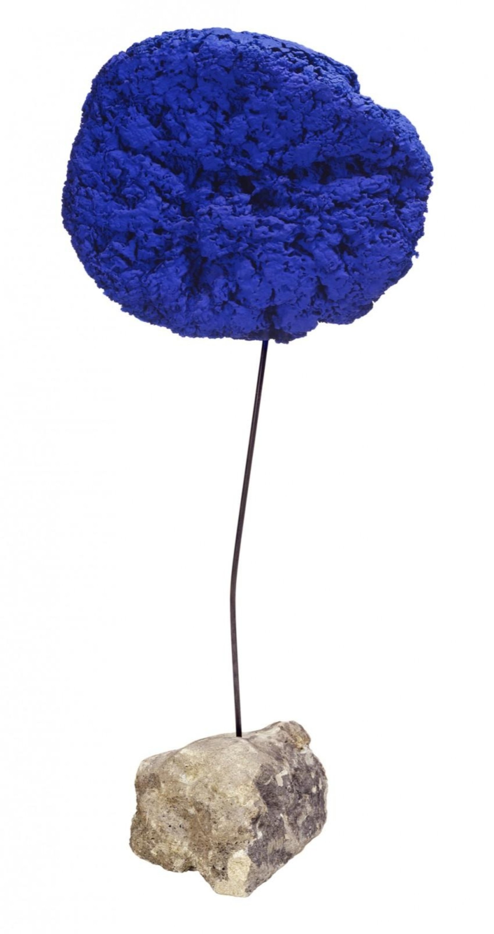 Patung spons biru tanpa judul.  (Courtesy of Yves Klein Arsip)