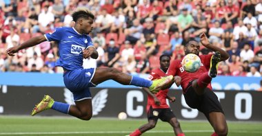 Leverkusen&#039;s Jonathan Tah (R) and Hoffenheim&#039;s Georginio Rutter fight for the ball during a match, in Leverkusen, Germany, Aug. 20, 2022. (AP PHOTO) 