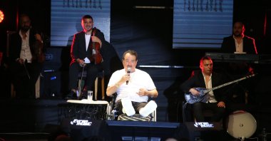 Ibrahim Tatlıses speaks before a concert, in Bodrum, Muğla, southwestern Türkiye, Aug. 25, 2022. (AA PHOTO)