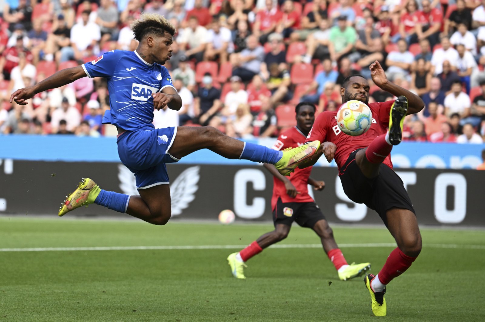 Leverkusen&#039;s Jonathan Tah (R) and Hoffenheim&#039;s Georginio Rutter fight for the ball during a match, in Leverkusen, Germany, Aug. 20, 2022. (AP PHOTO) 