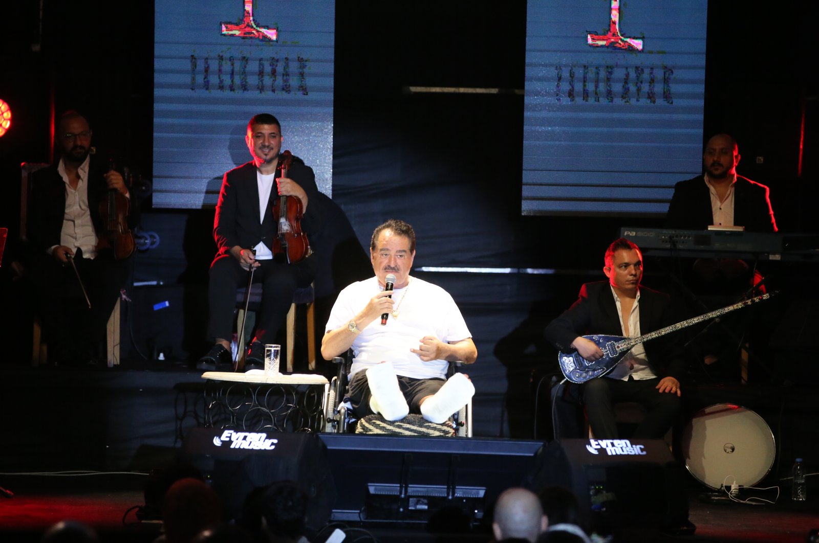 Ibrahim Tatlıses speaks before a concert, in Bodrum, Muğla, southwestern Türkiye, Aug. 25, 2022. (AA PHOTO)
