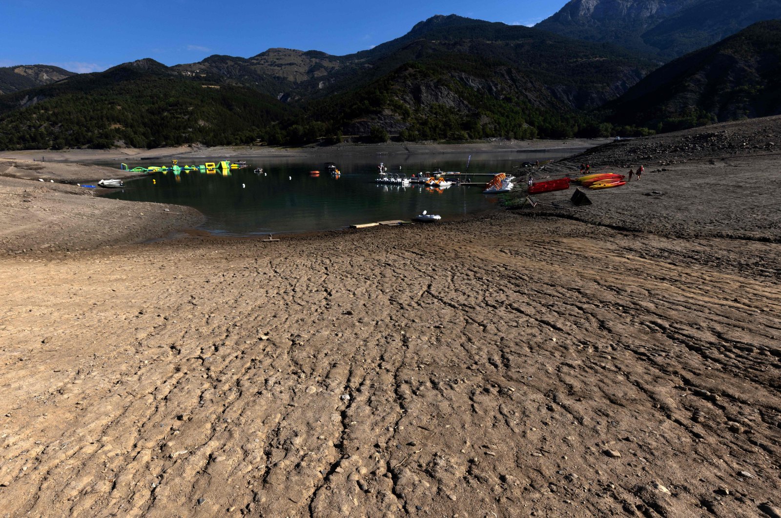 The dried up French-Alps lake of Serre-Ponçon lake in Ubaye, as the water level decreased 16 meters due to recent successive heat waves, France, Aug. 25, 2022. (AFP Photo)