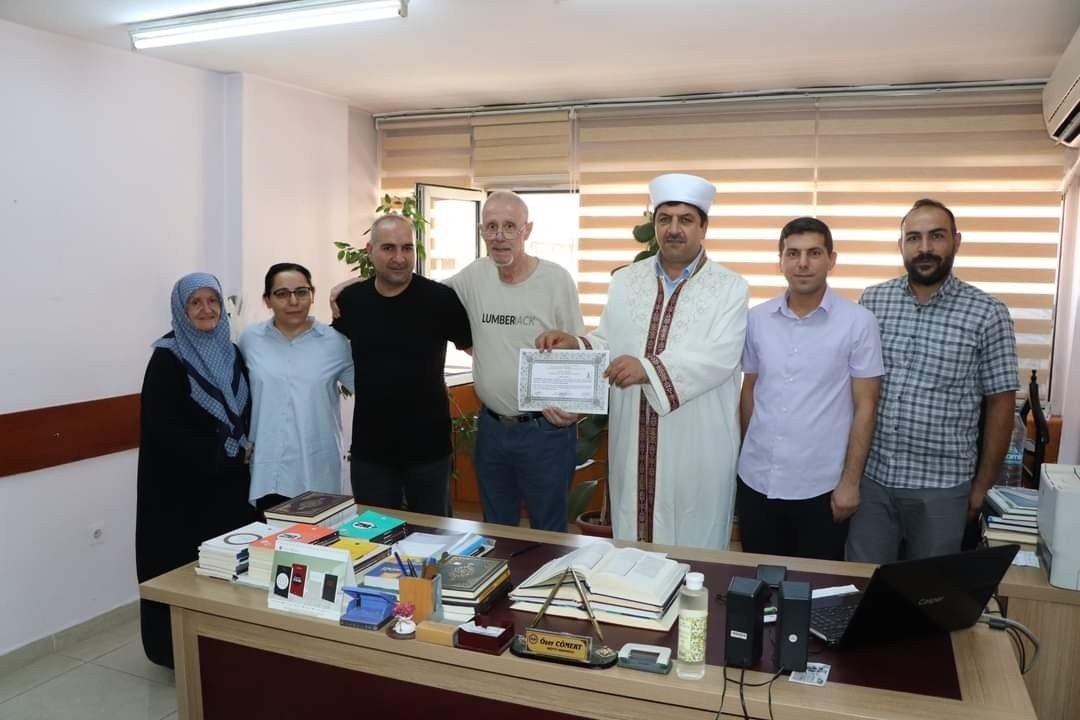 Emile Emin Zehnder bersama dengan tetangganya di Prancis, teman dan kerabat di Türkiye dan wakil mufti provinsi setelah upacara konversi Emile, Elazığ, Türkiye timur, 26 Agustus 2022. (Foto IHA)