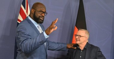 Australian Prime Minister Anthony Albanese (R) and former NBA star Shaquille O’Neal exchange greetings at a press conference in Sydney, Australia, Aug. 27, 2022. (EPA Photo)
