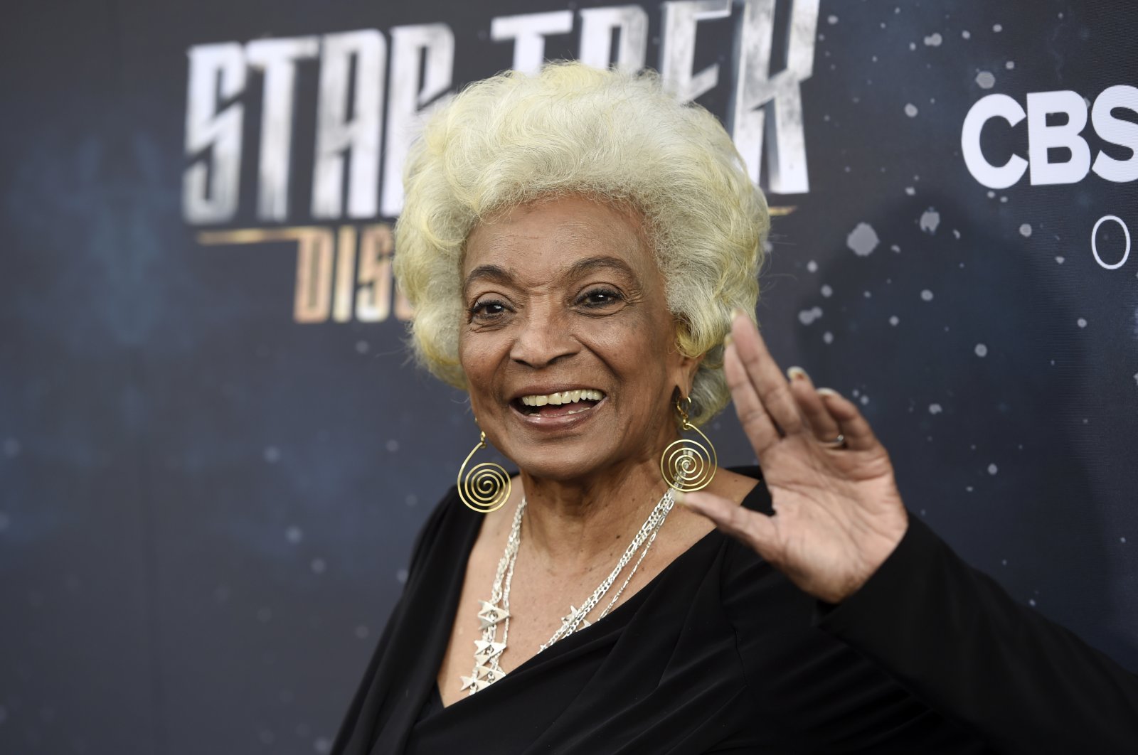 Original &quot;Star Trek&quot; cast member Nichelle Nichols, who played Lt. Ntoya Uhura on the television series, poses at the premiere of the new television series &quot;Star Trek: Discovery,&quot; Los Angeles, U.S., Sept. 19, 2017. (AP Photo)