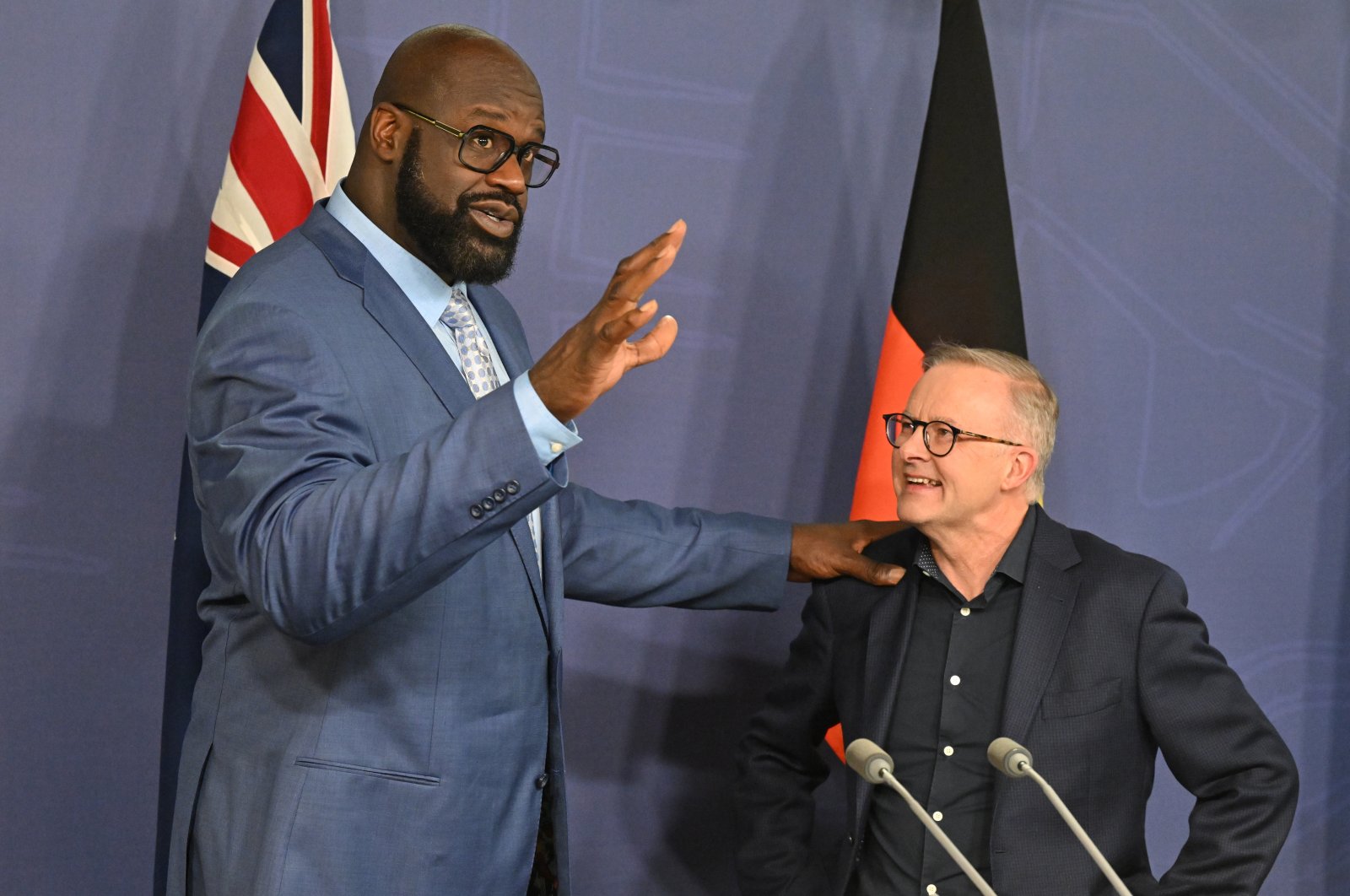 Australian Prime Minister Anthony Albanese (R) and former NBA star Shaquille O’Neal exchange greetings at a press conference in Sydney, Australia, Aug. 27, 2022. (EPA Photo)