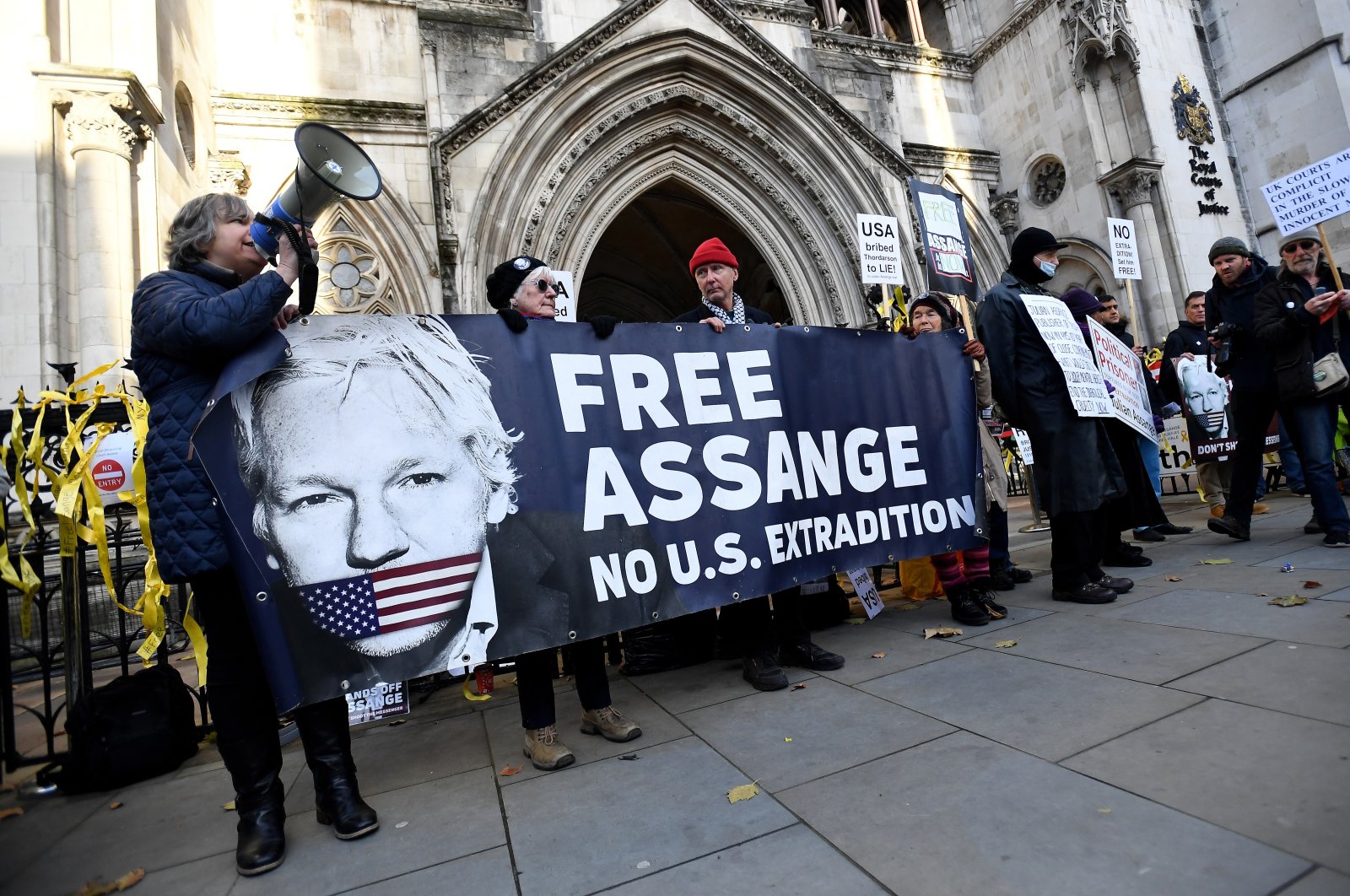 Wikileaks founder Julian Assange&#039;s supporters gather outside the High Court in London, U.K., Dec. 10, 2021. (EPA-EFE Photo)