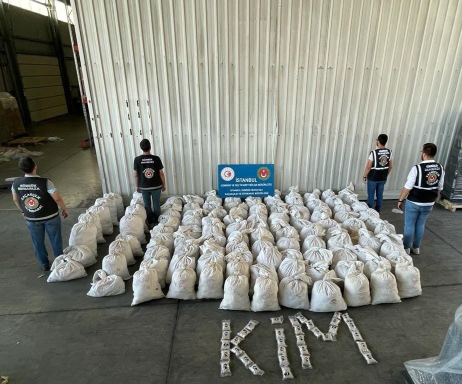 A display of seized drugs and customs officers, in Istanbul, Türkiye, Aug. 27, 2022. (İHA PHOTO) 