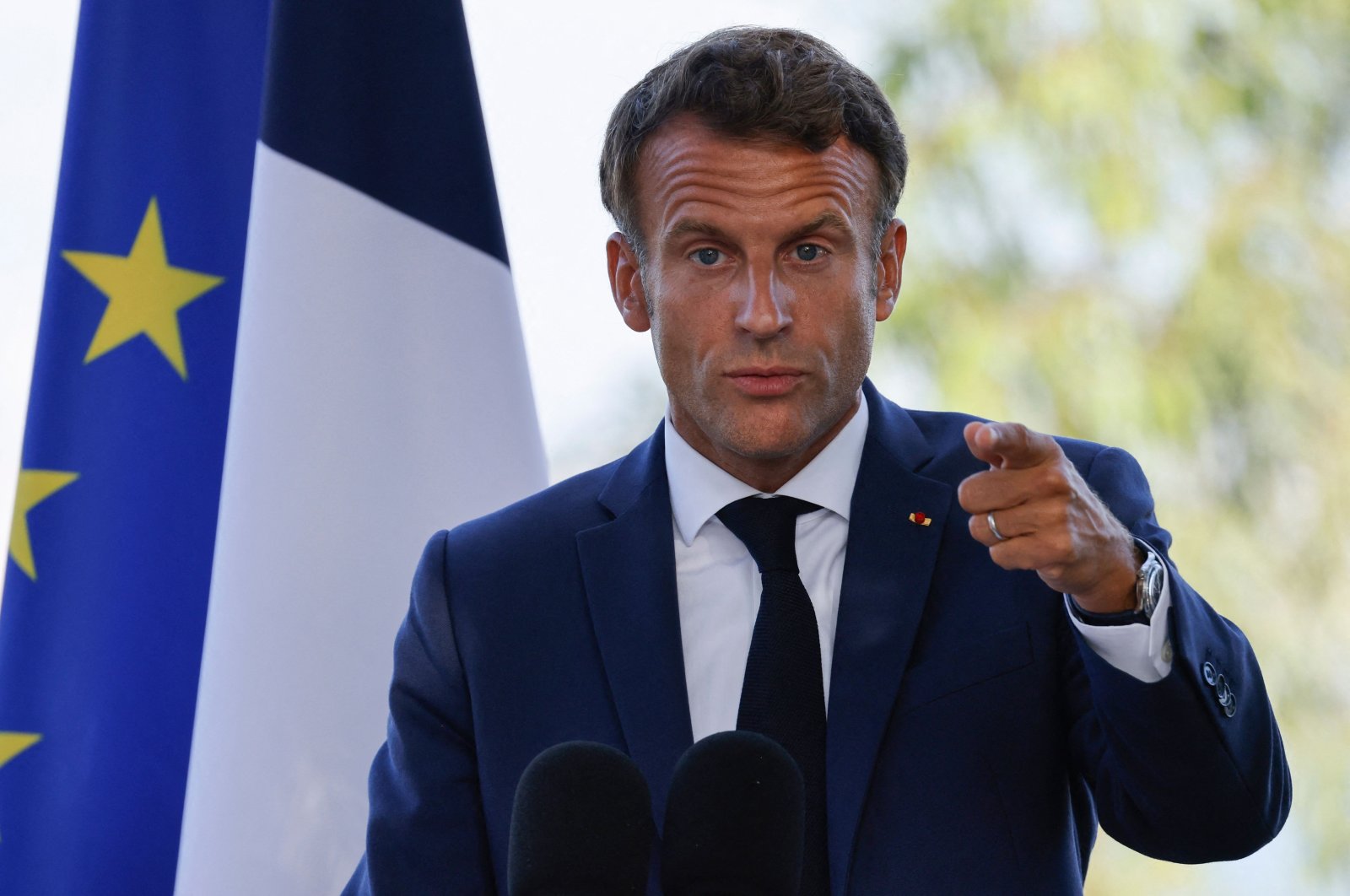 French President Emmanuel Macron delivers a speech during a meeting with members of the French community at the French ambassador to Algeria&#039;s residence, in Algiers, Aug. 26, 2022, during an official visit. (AFP)