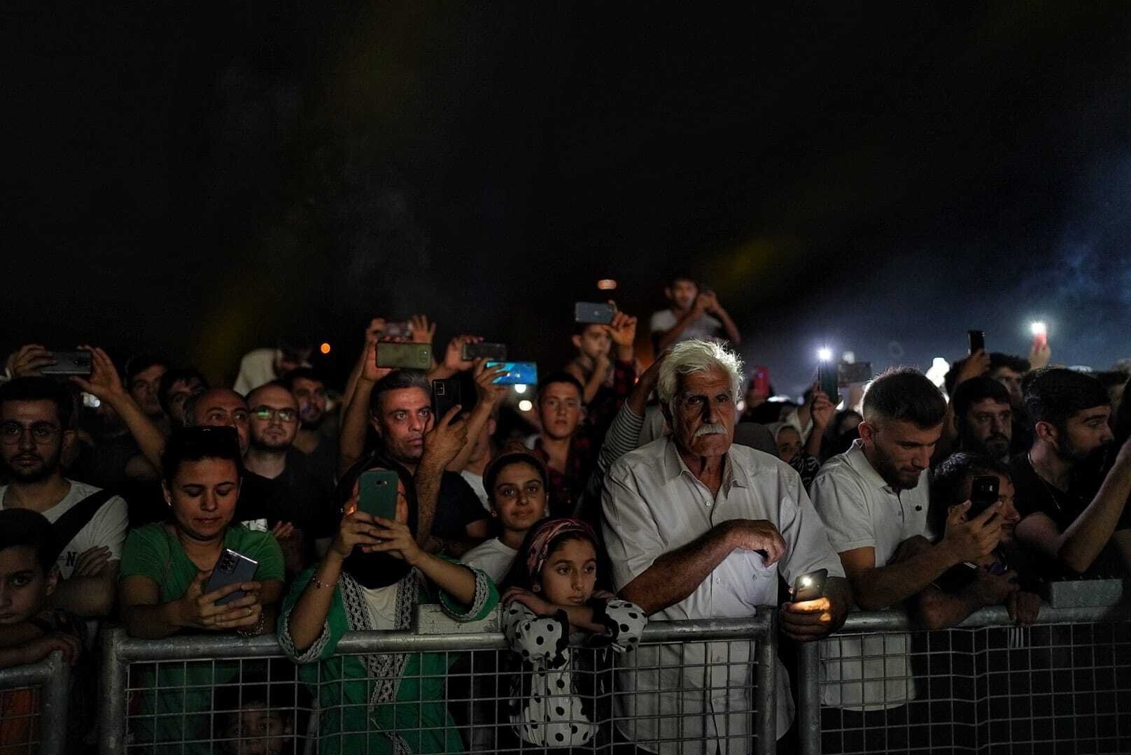 Pendengar di konser Izmir State Symphony Orchestra dan Kahtalı Miçe selama dua tahunan, Adıyaman, Türkiye, 28 Agustus 2022. (Foto oleh Uğur Yıldırım)