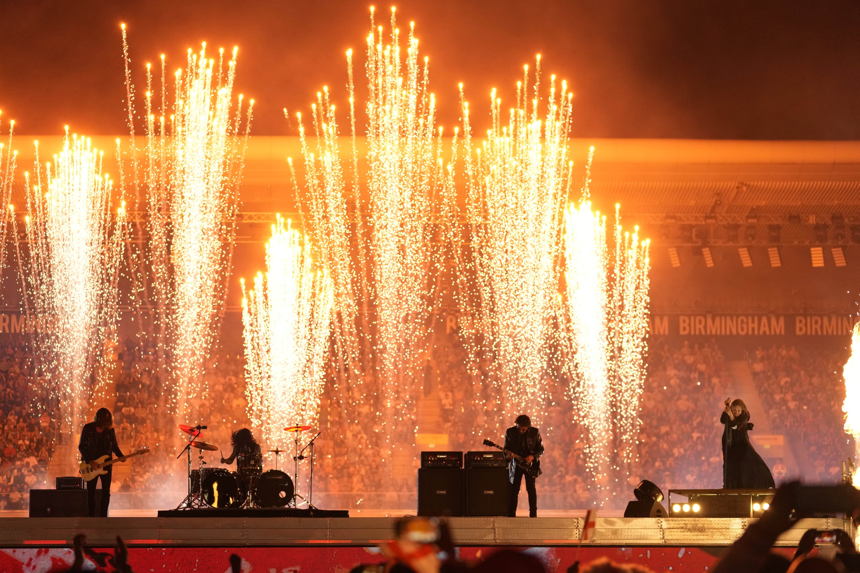 Ozzy Osbourne tampil di atas panggung saat upacara penutupan Commonwealth Games di stadion Alexander di Birmingham, Inggris, 8 Agustus 2022. (AP Photo)
