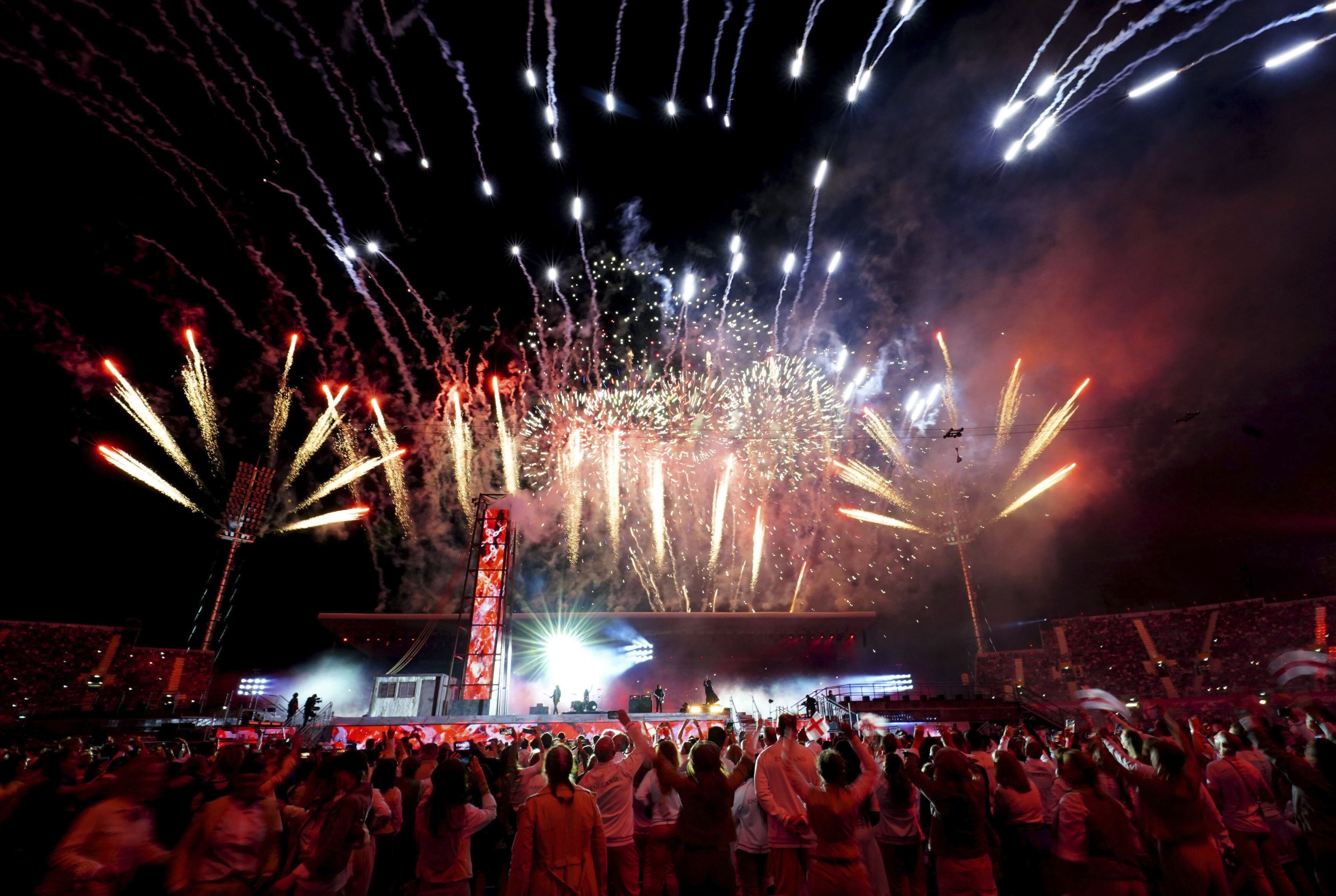 Kembang api meledak saat bintang rock Ozzy Osbourne tampil selama Upacara Penutupan Commonwealth Games di Alexander Stadium di Birmingham, Inggris, 8 Agustus 2022. (AP Photo)