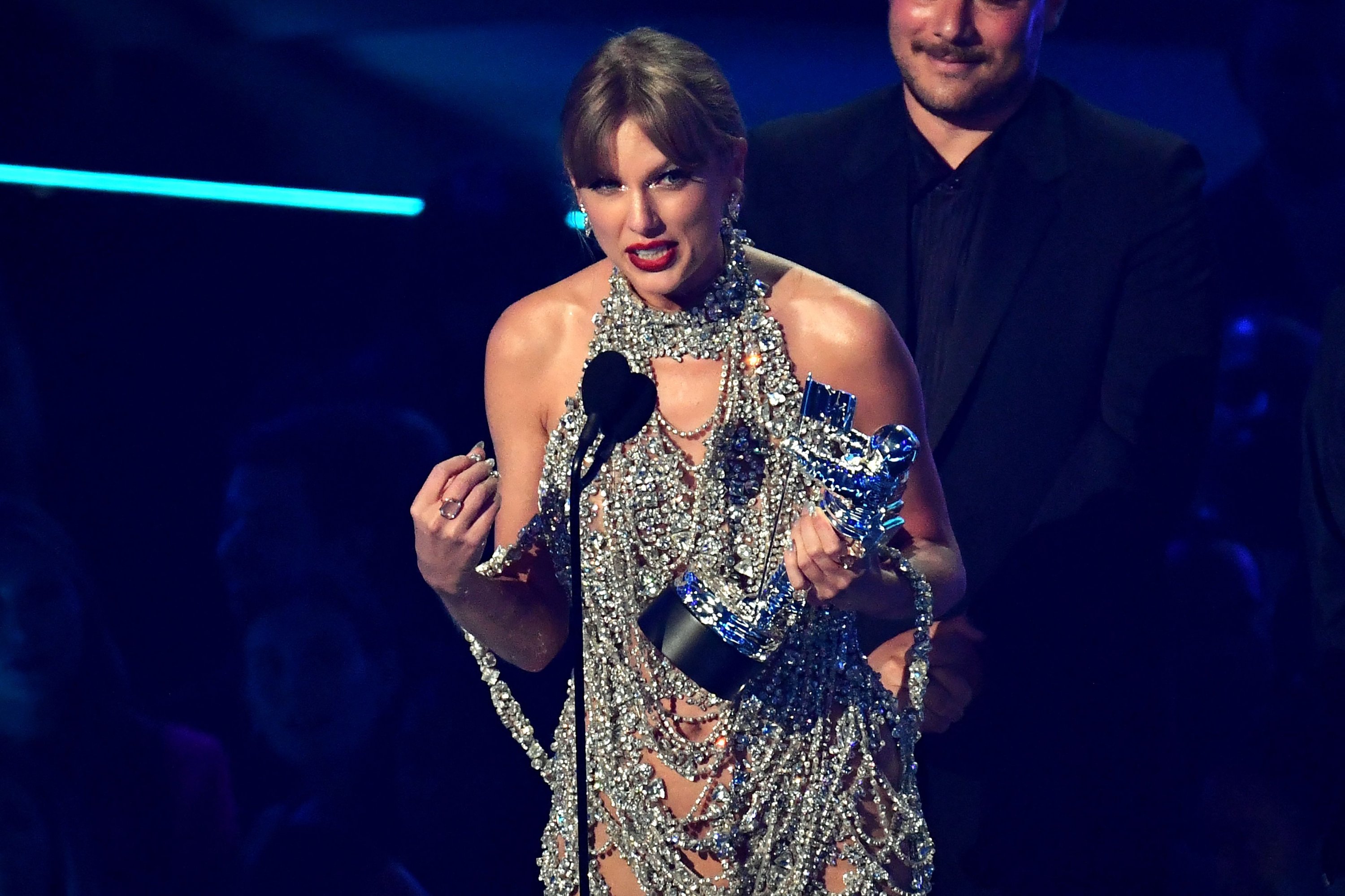Penyanyi-penulis lagu AS Taylor Swift (kiri) menerima penghargaan untuk Video longform Terbaik selama MTV Video Music Awards di Prudential Center di Newark, New Jersey, 28 Agustus 2022. (AFP)