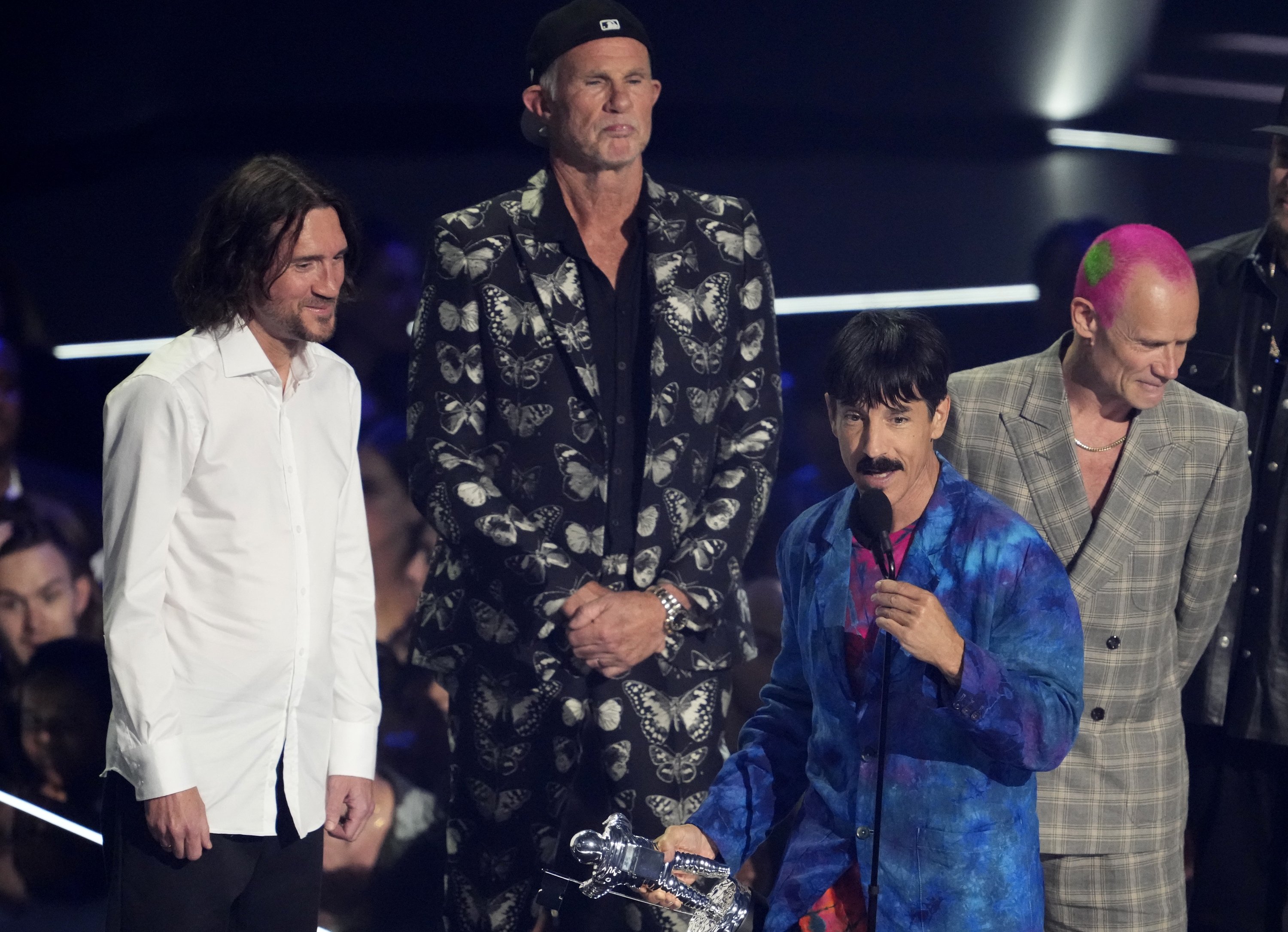Anthony Kiedis dari Red Hot Chili Peppers menerima penghargaan untuk rock terbaik untuk 
