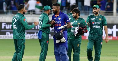 India's Hardik Pandya (C) shakes hands with Pakistan players at the Asia Cup, Dubai, UAE, Aug. 28, 2022. (Reuters Photo)