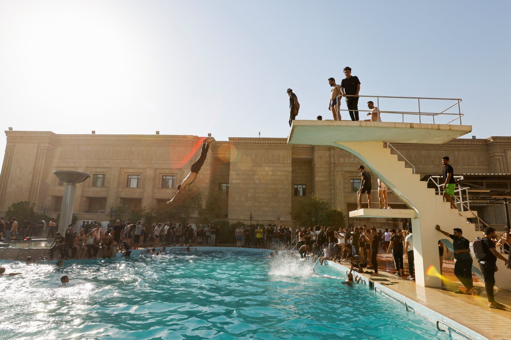 Storming of Baghdad's palace ProSadr protests and a quick swim Daily Sabah