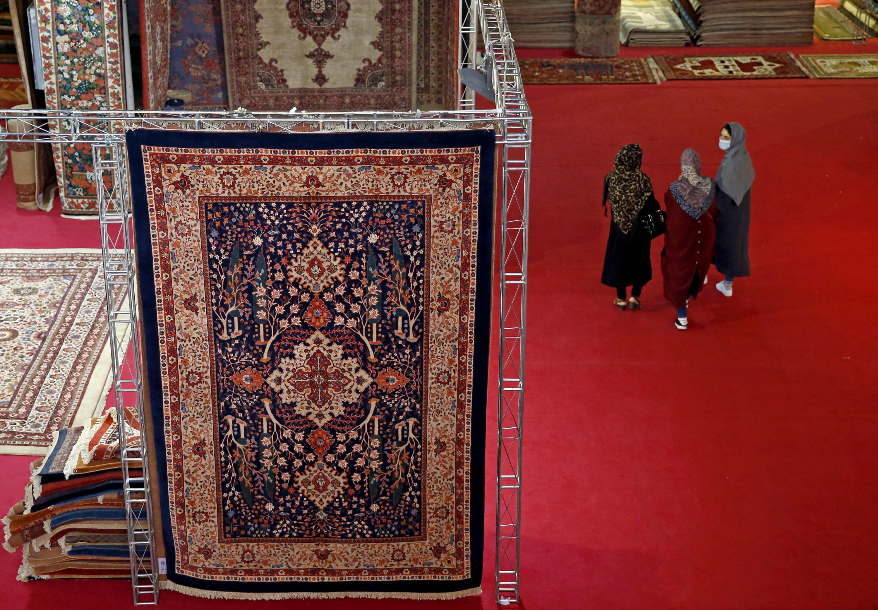 Warga Iran mengunjungi Pameran Karpet Buatan Tangan ke-29 di ibukota Iran, Teheran, 23 Agustus 2022. (AFP)