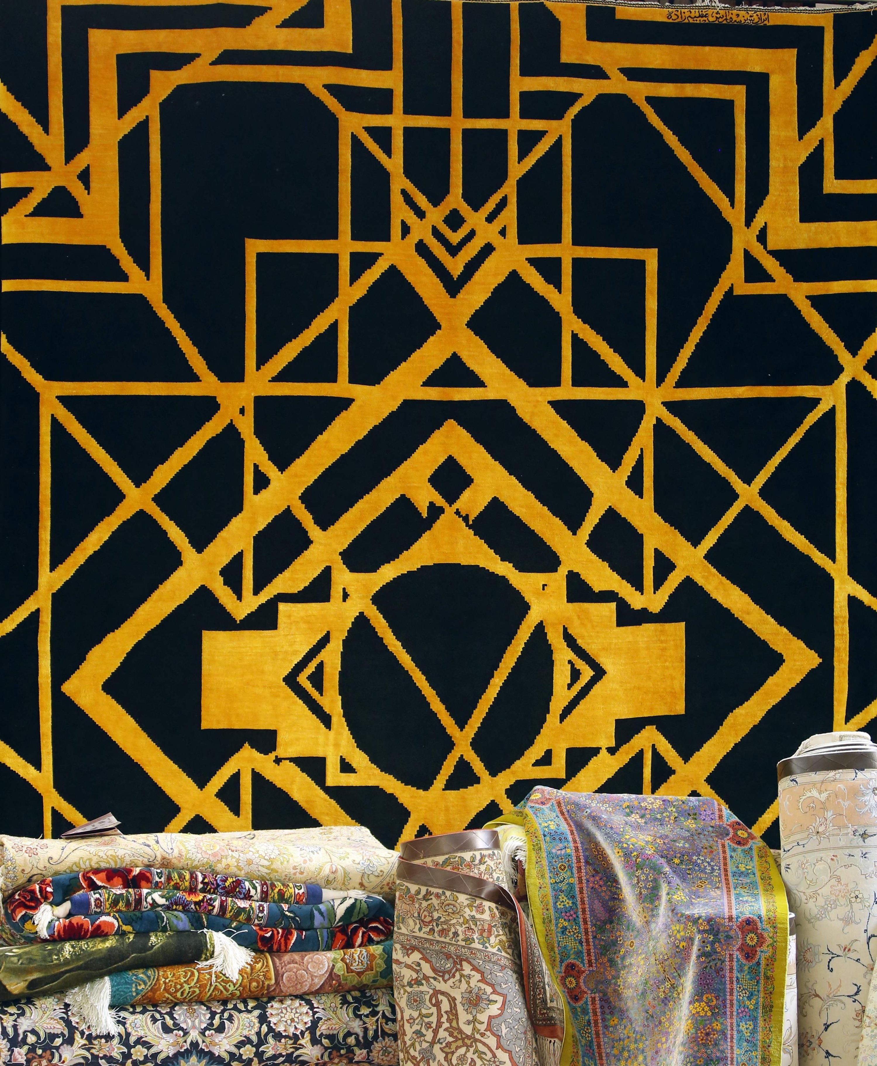 Sutra Tabriz buatan tangan di atas karpet wol dengan desain geometris kontemporer dalam emas digantung di Pameran Karpet Buatan Tangan ke-29 di ibukota Iran, Teheran, 26 Agustus 2022. (AFP)