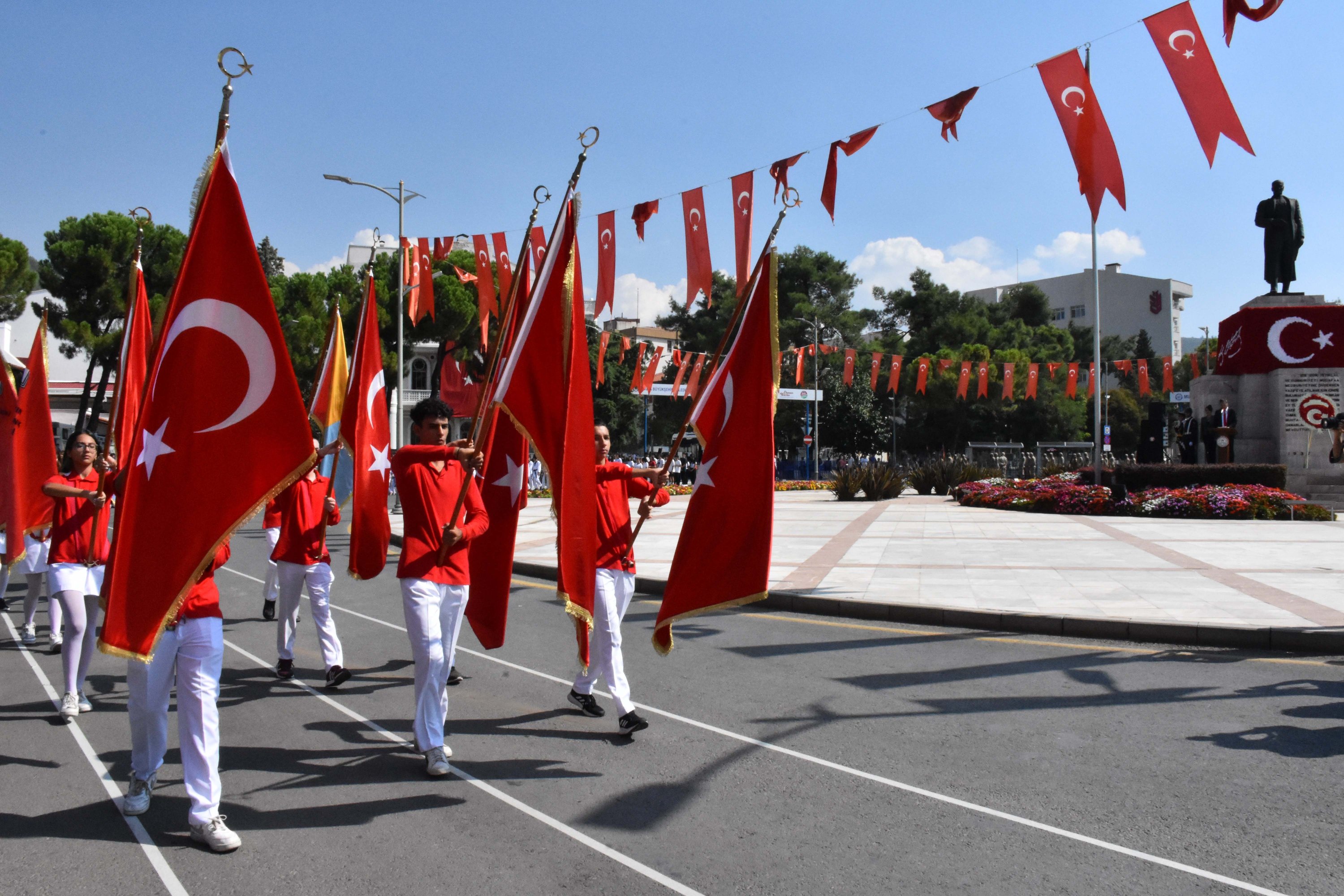 Pemuda membawa bendera selama parade, di Muğla, barat daya Türkiye, 30 Agustus 2022. (AA PHOTO) 