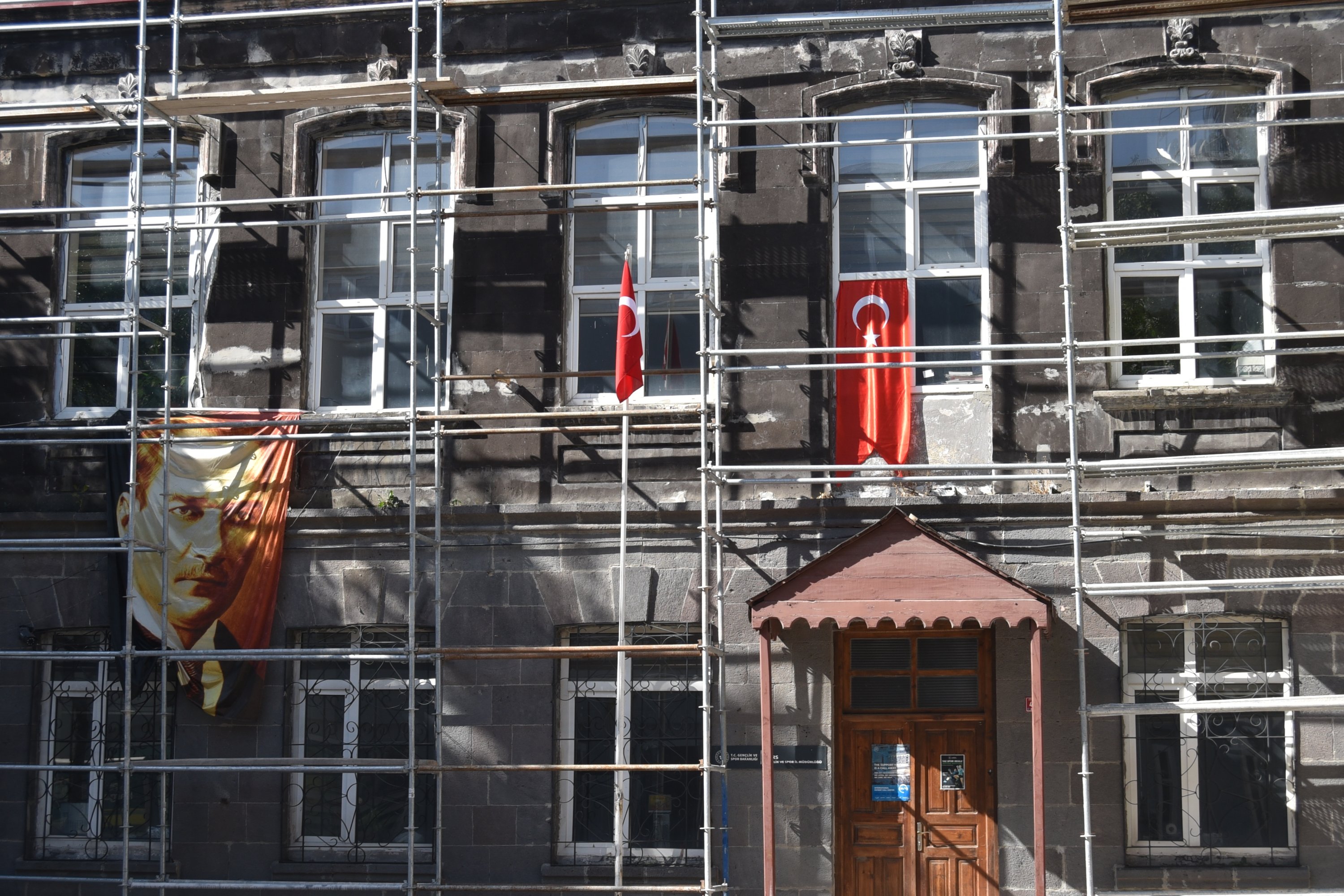 Gedung Kamar Industri dan Dagang sedang dipugar, Kars, timur laut Türkiye, 30 Agustus 2022. (AA) 