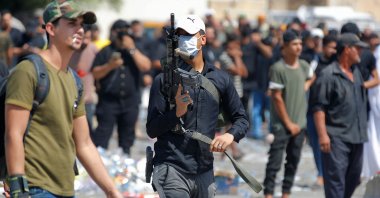 Armed members of Saraya al-Salam (Peace Brigade), the military wing affiliated with Shiite cleric Moqtada al-Sadr, are pictured during clashes with Iraqi security forces in the Green Zone, Baghdad, Iraq, Aug. 30, 2022. (AFP Photo)