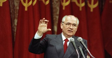 Soviet President Mikhail Gorbachev addresses a group of 150 business executives in San Francisco, U.S., June 5, 1990. (AP Photo)