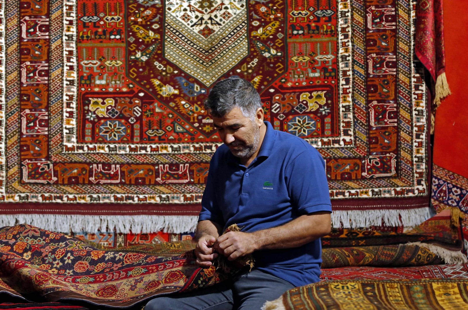Karpet Iran mengadopsi desain kontemporer karena penjualan yang rendah