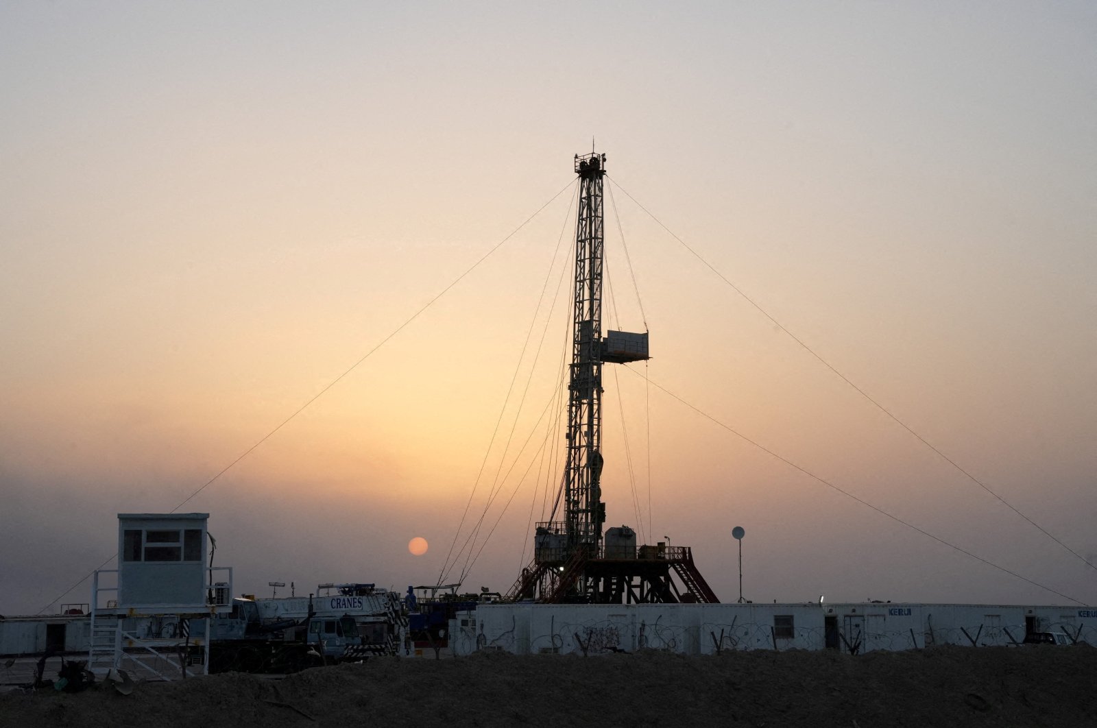 A general view shows an oil rig used in drilling at the Zubair oilfield in Basra, Iraq, July 5, 2022. (Reuters Photo)