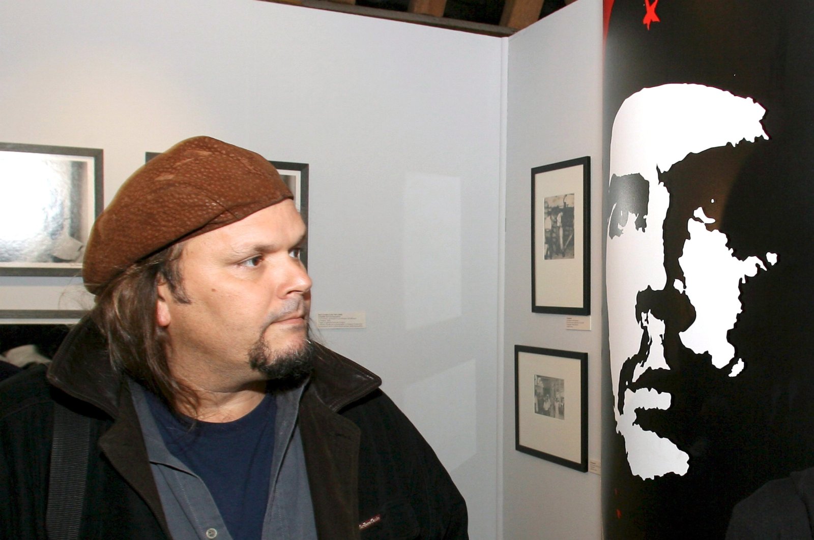 Camilo Guevara attends the exhibition &quot;Che Guevara: 40 years later,&quot; in Brussels, Belgium, Nov. 21, 2007. (EPA Photo)