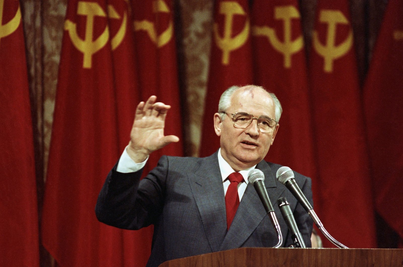 Soviet President Mikhail Gorbachev addresses a group of 150 business executives in San Francisco, U.S., June 5, 1990. (AP Photo)