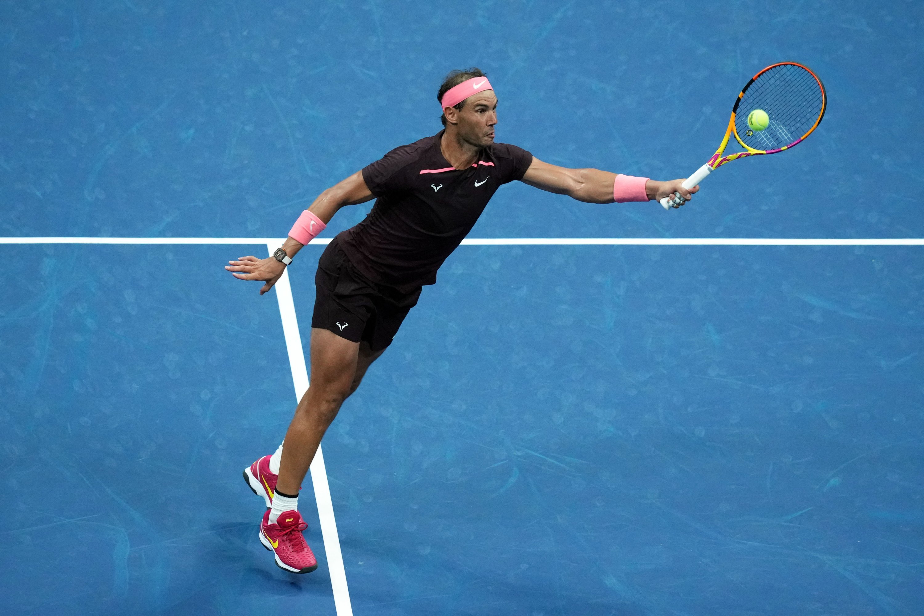Rafael Nadal melakukan pukulan melawan Rinky Hijikata di AS Terbuka, New York, AS, 30 Agustus 2022. (Foto Reuters)