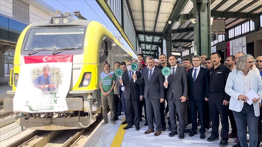 The &quot;Kindness Train&quot; departs for Pakistan in Ankara, Türkiye, Aug. 30, 2022. (AA Photo)