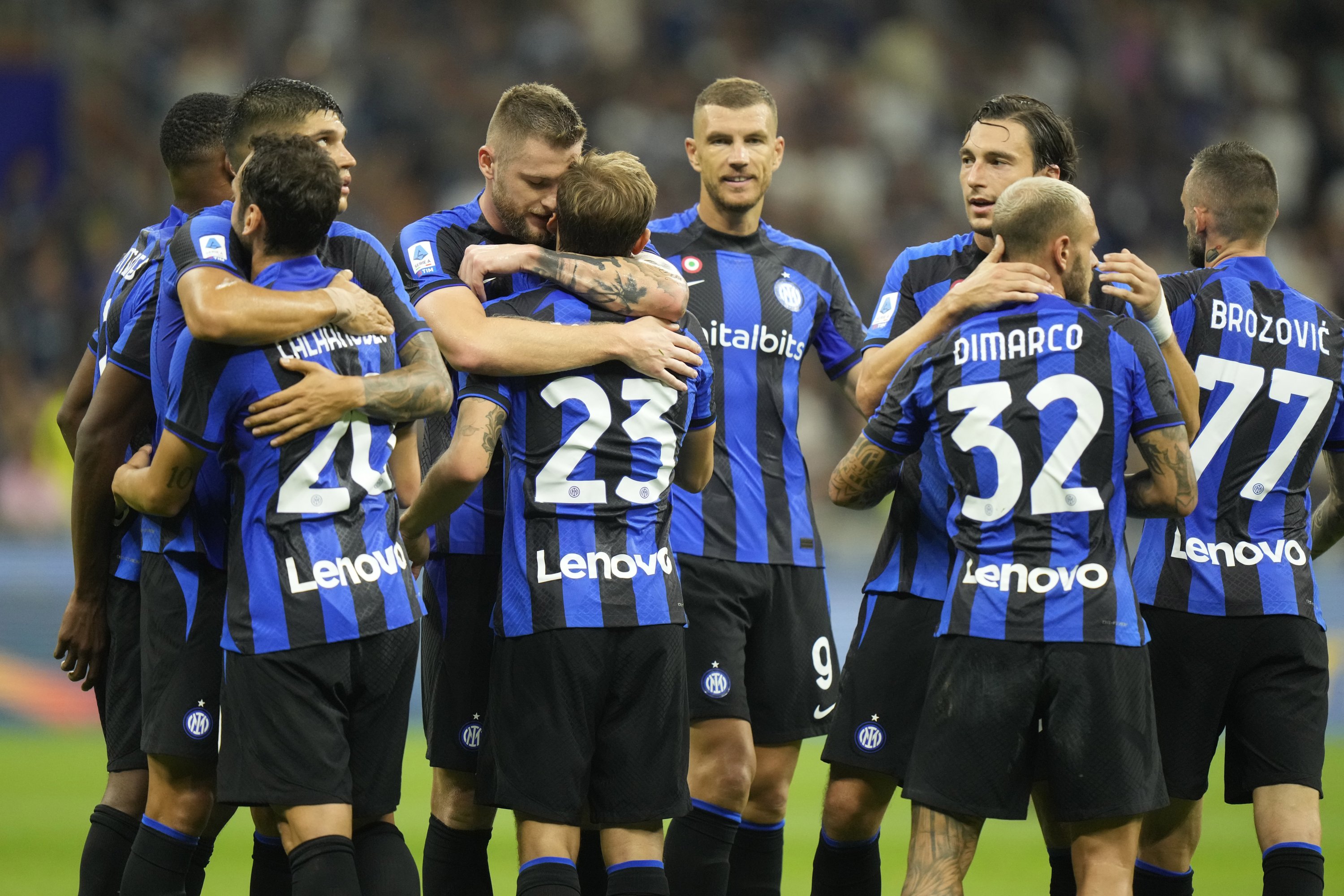 El 30 de agosto de 2022, los jugadores del Inter de Milán celebran un gol durante el partido de Cremonese contra el Milán, Italia, en la Serie A.  (Foto AP)