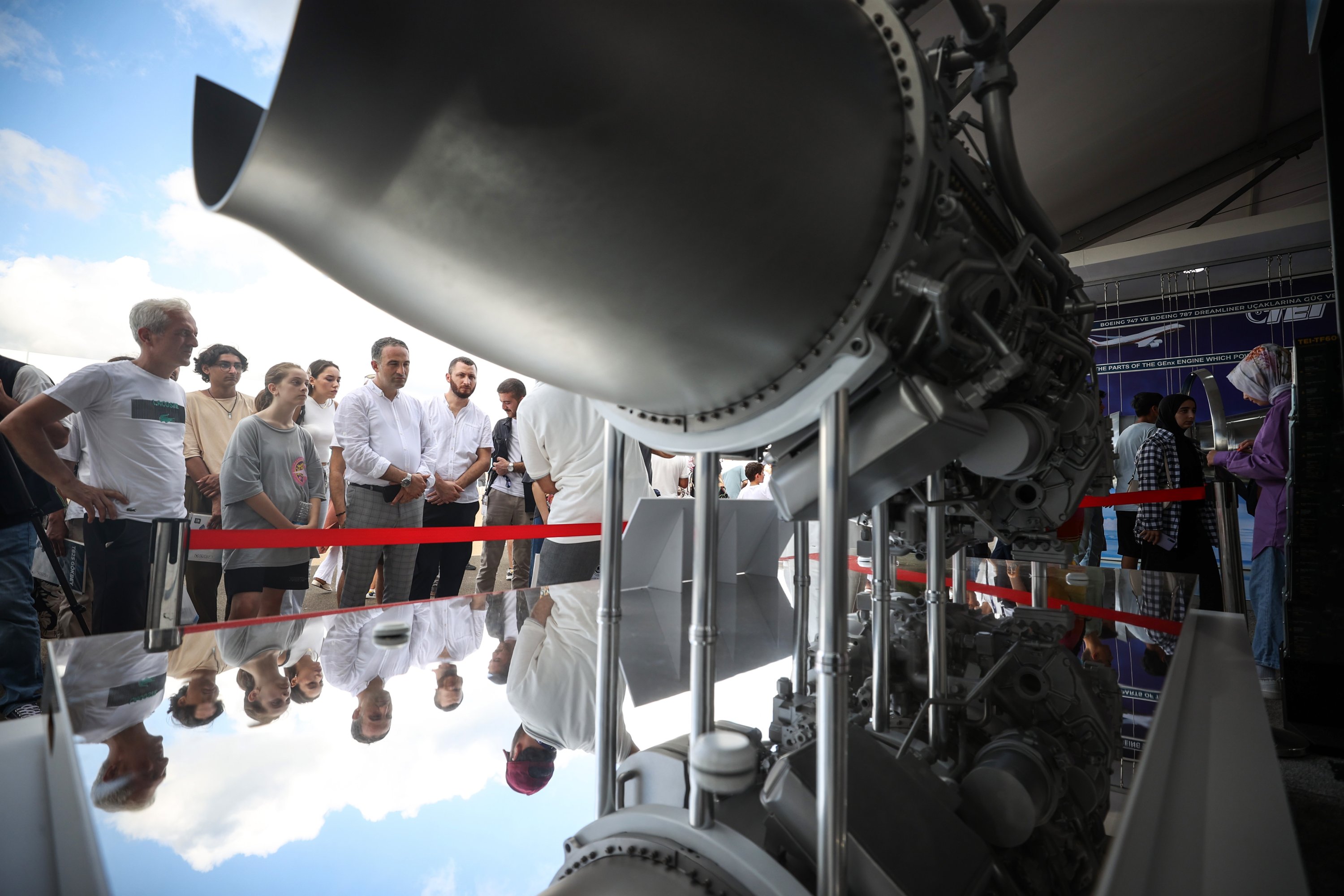 Pengunjung melihat mesin turbofan TF-6000 – yang pertama dibuat di Türkiye – selama festival teknologi dan kedirgantaraan Teknofest di Samsun, Türkiye, 30 Agustus 2022. (AA Photo)