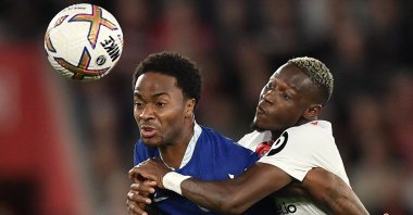 Chelsea's Raheem Sterling (L) vies with Southampton's Moussa Djenepo (R) during a Premier League match, Southampton, England, Aug. 30, 2022. (EPA Photo)
