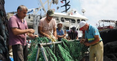 Fishermen check their nets before the start of season, in Trabzon, northern Türkiye, Aug. 24, 2022. (PHOTO BY ÖZGÜR ÖZDEMİR) 