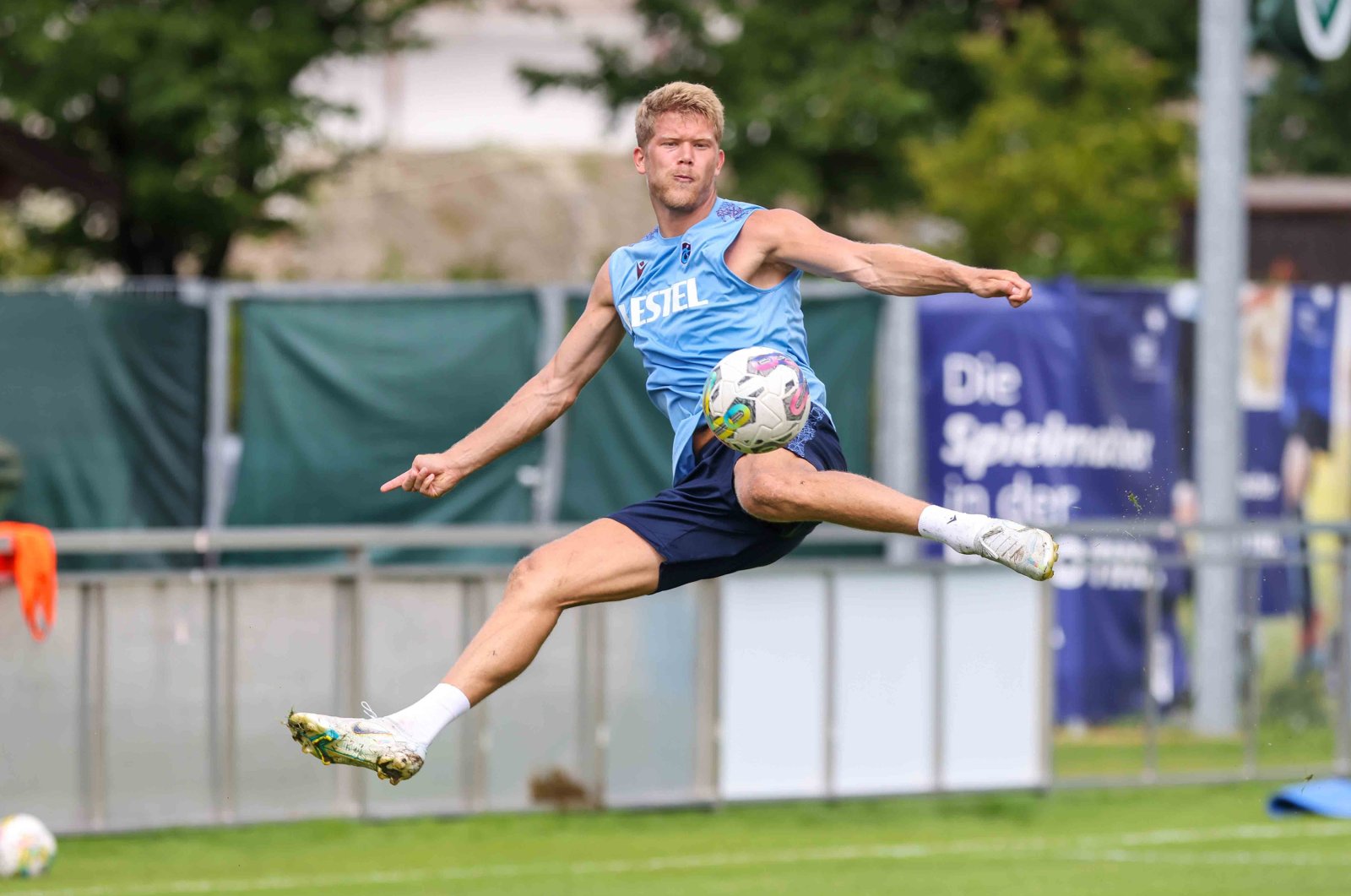 Striker Trabzonspor Andreas Cornelius bergabung dengan klub Denmark Kopenhagen