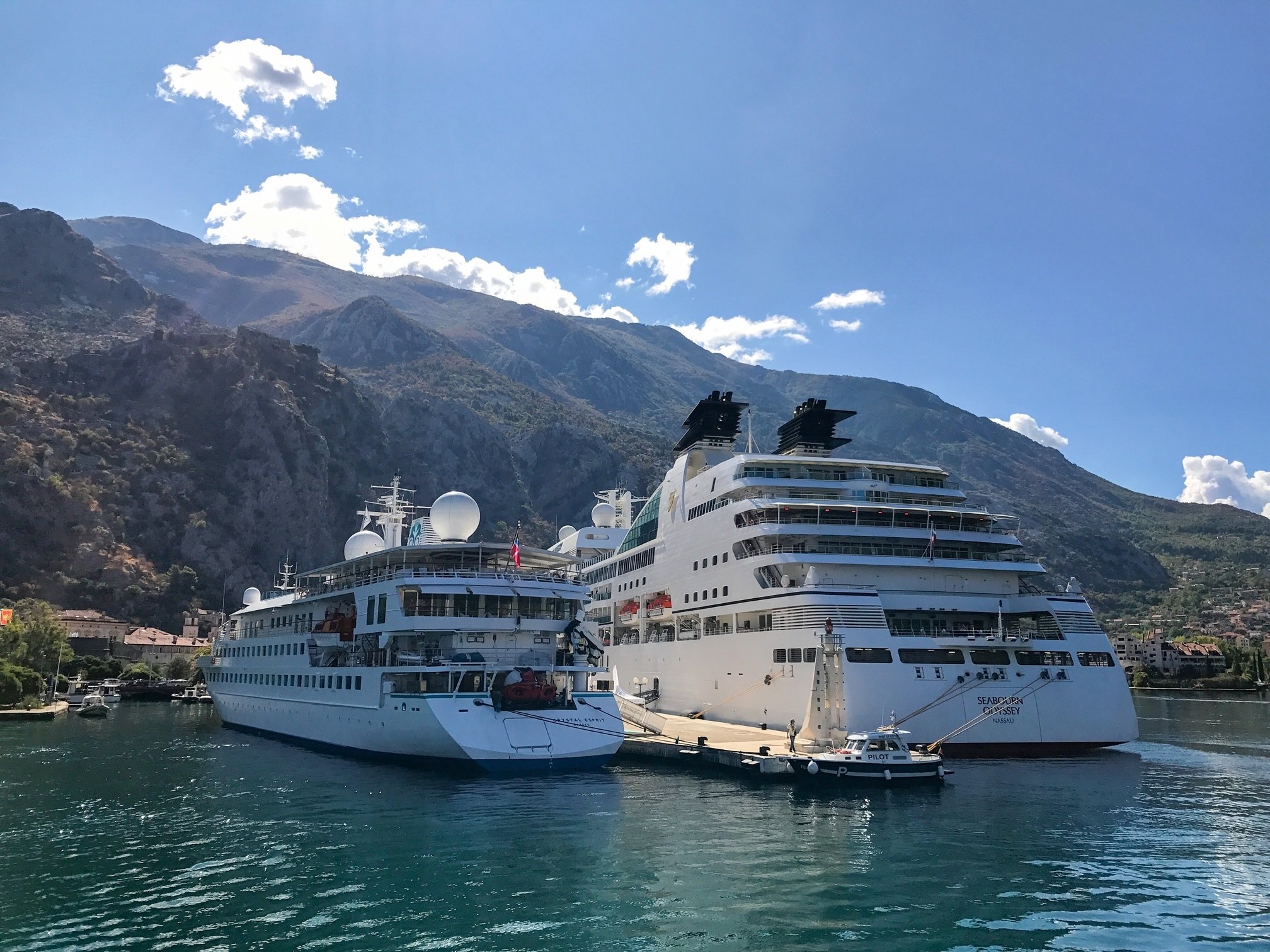 Kapal pesiar di teluk Kotor, Montenegro.  (Foto oleh zge engelen)