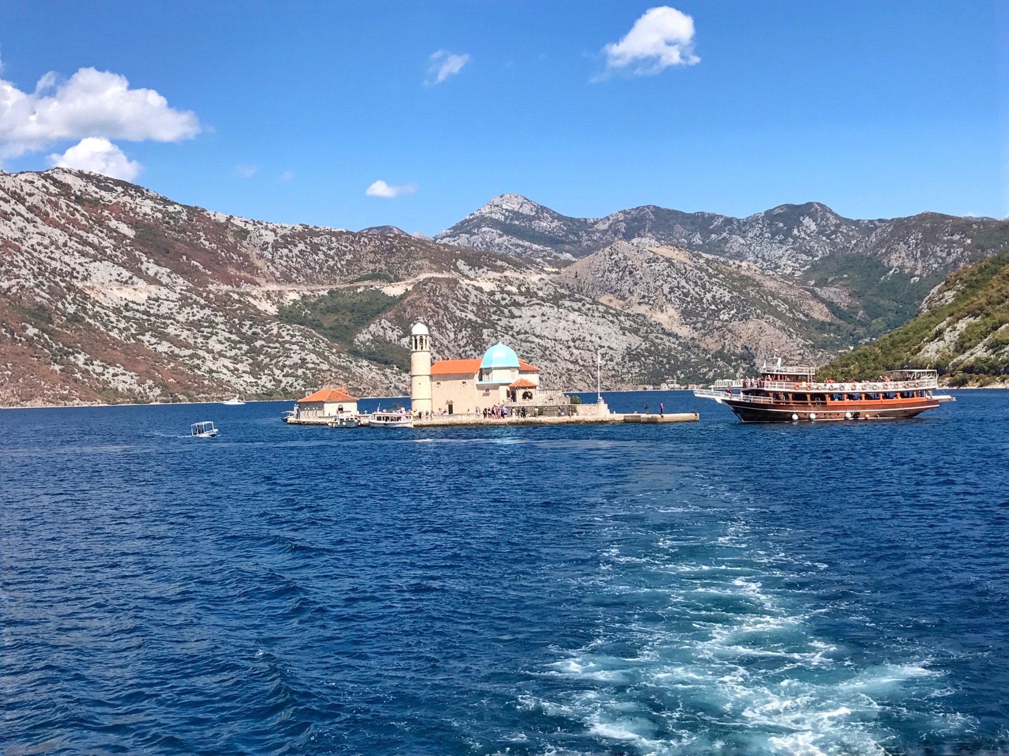 Pulau Our Lady of the Rock di Teluk Kotor, Montenegro.  (Foto oleh zge engelen)