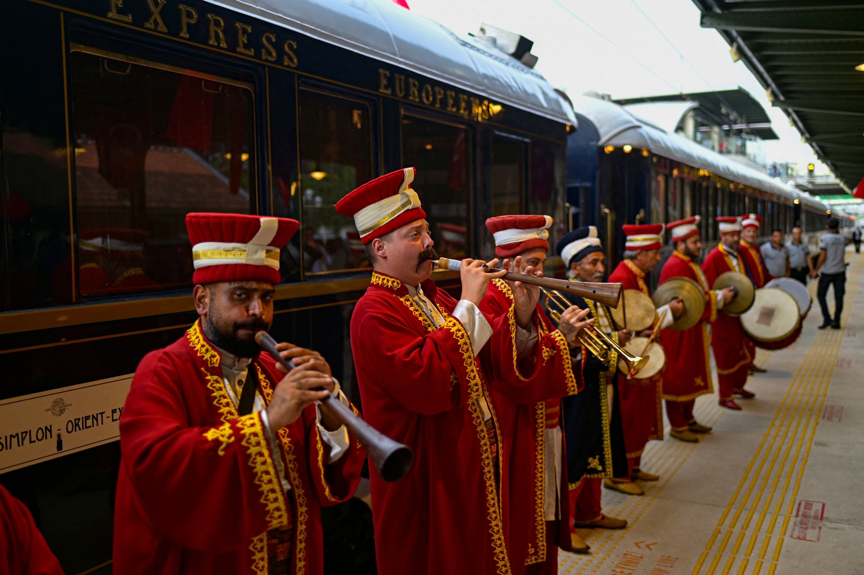 Venice Simplon-Orient-Express disambut oleh band Mehter Turki (Ottoman Janissary Band) di Istanbul, Türkiye, 31 Agustus 2022. (AFP Photo)