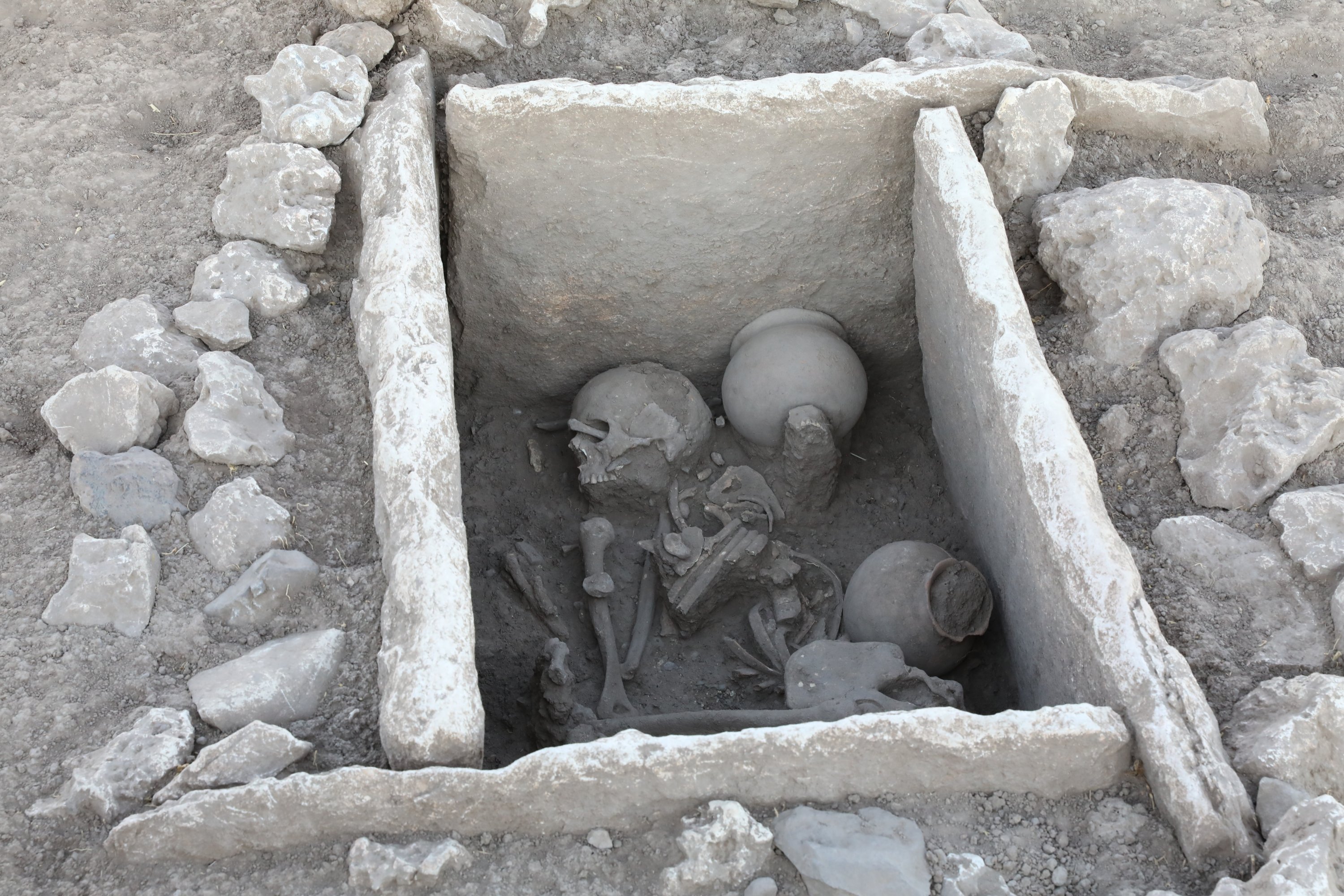 Pemukiman neolitik Türkiye Bukit Çayönü mengungkap cistvaens berusia 5.000 tahun, ruang pemakaman yang dibentuk dari lempengan batu datar dalam bentuk seperti kotak, selama penggalian yang dilakukan di situs bersejarah, Diyarbakr, Türkiye, 16 September 2021. (AA Photo )