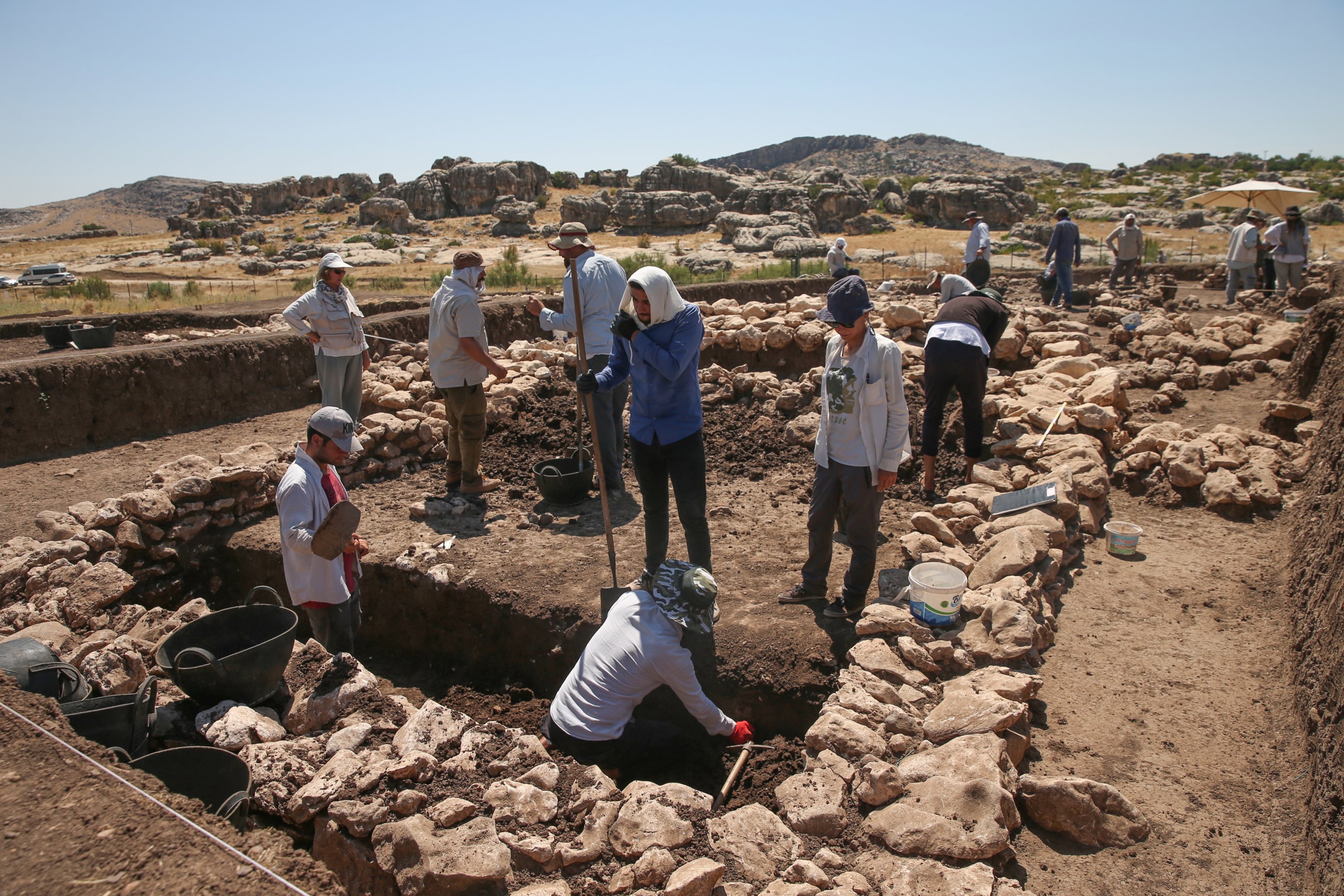 Pemukiman neolitik Türkiye Bukit Çayönü mengungkap cistvaens berusia 5.000 tahun, ruang pemakaman yang dibentuk dari lempengan batu datar dalam bentuk seperti kotak, selama penggalian yang dilakukan di situs bersejarah, Diyarbakr, Türkiye, 30 Agustus 2022. (AA Photo )