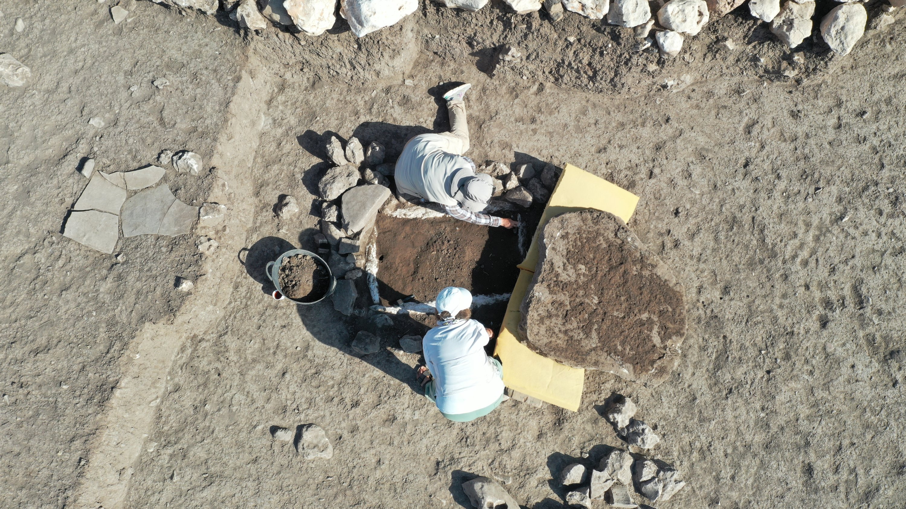 Pemukiman neolitik Türkiye Bukit Çayönü mengungkap cistvaens berusia 5.000 tahun, ruang pemakaman yang dibentuk dari lempengan batu datar dalam bentuk seperti kotak, selama penggalian yang dilakukan di situs bersejarah, Diyarbakr, Türkiye, 30 Agustus 2022. (AA Photo )