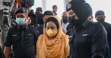 Rosmah Mansor (C), the wife of Malaysian ex-premier Najib Razak, arrives for the verdict in her corruption trial at the high court in Kuala Lumpur, Malaysia, Sept. 1, 2022. (AFP Photo)