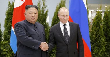 Russian President Vladimir Putin, right, and North Korea&#039;s leader Kim Jong Un shake hands during their meeting in Vladivostok, Russia, April 25, 2019. (AP Photo)
