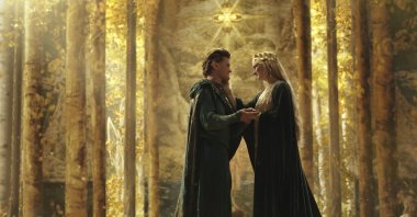 Robert Aramayo (l, Elrond) and Morfydd Clark (Galadriel) in &quot;The Lord of the Rings. (DPA) 